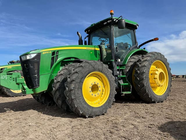Image of John Deere 8370R equipment image 2