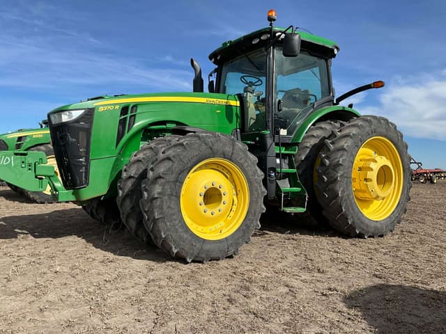 Image of John Deere 8370R equipment image 4