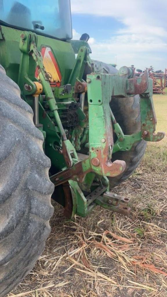 Image of John Deere 8400 equipment image 1