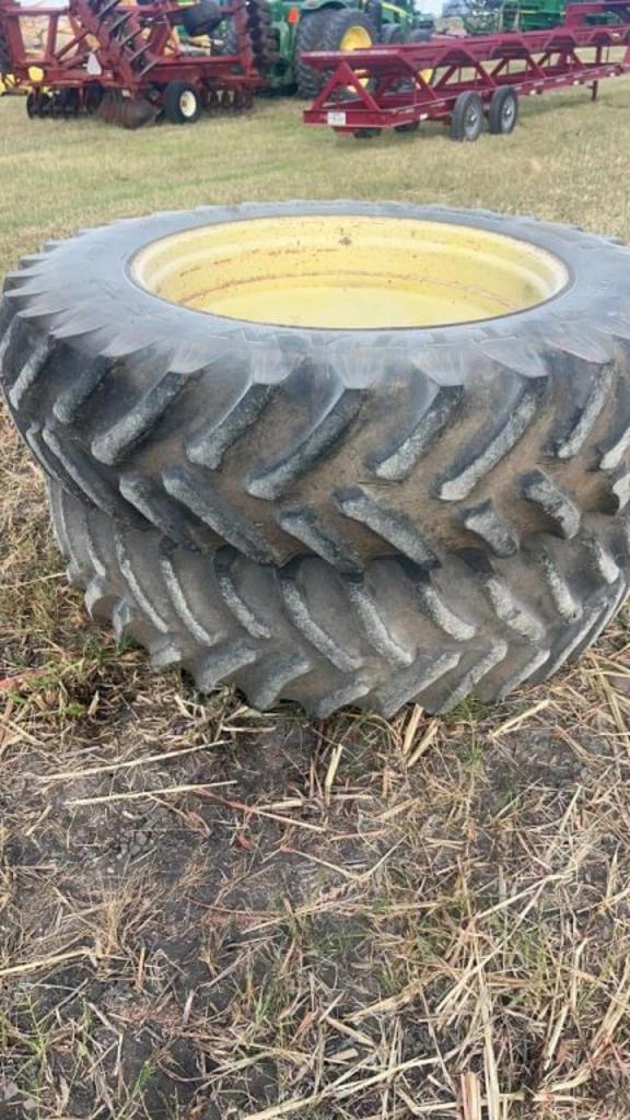 Image of John Deere 8400 equipment image 2
