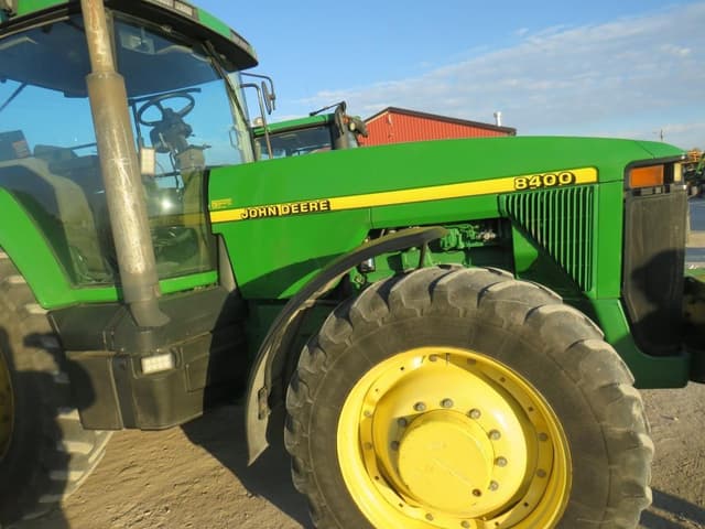 Image of John Deere 8400 equipment image 4
