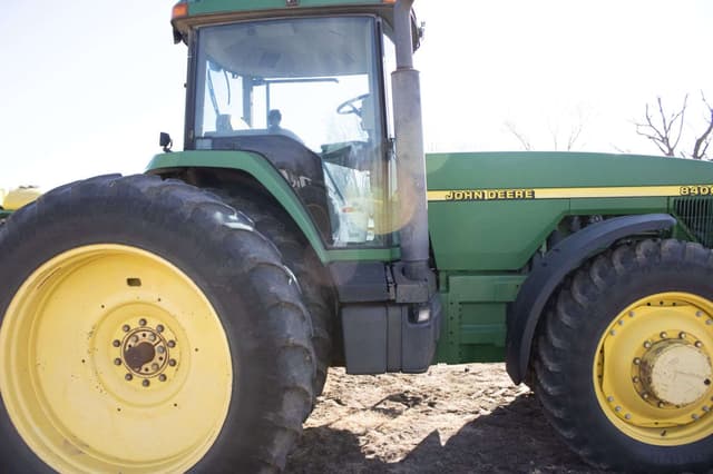 Image of John Deere 8400 equipment image 3