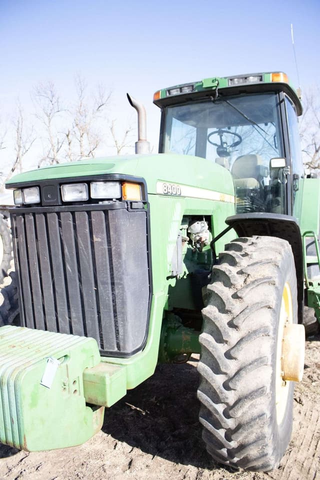Image of John Deere 8400 equipment image 2