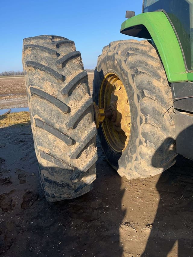 Image of John Deere 8400 equipment image 2