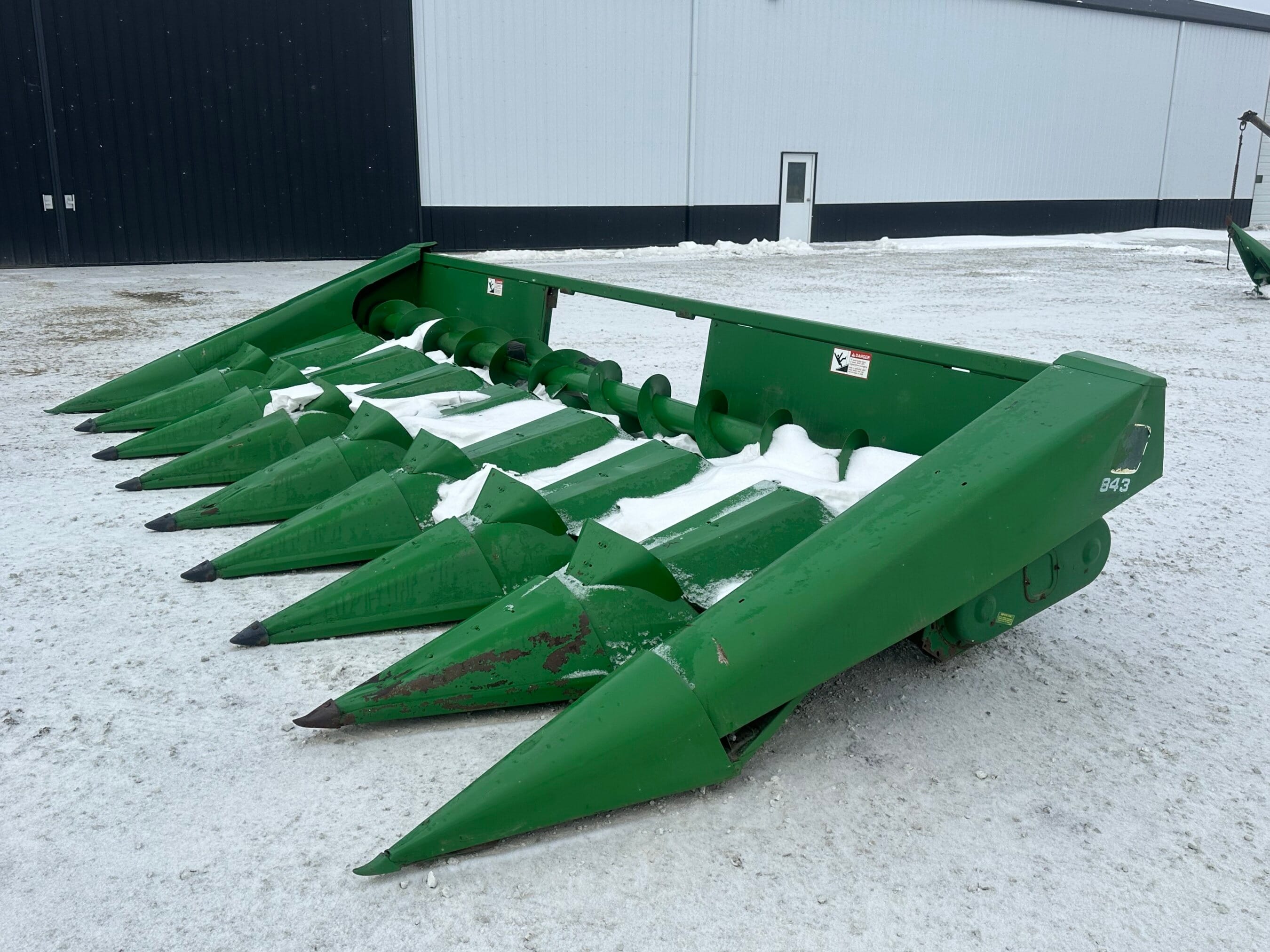 John Deere 843 Equipment Image0