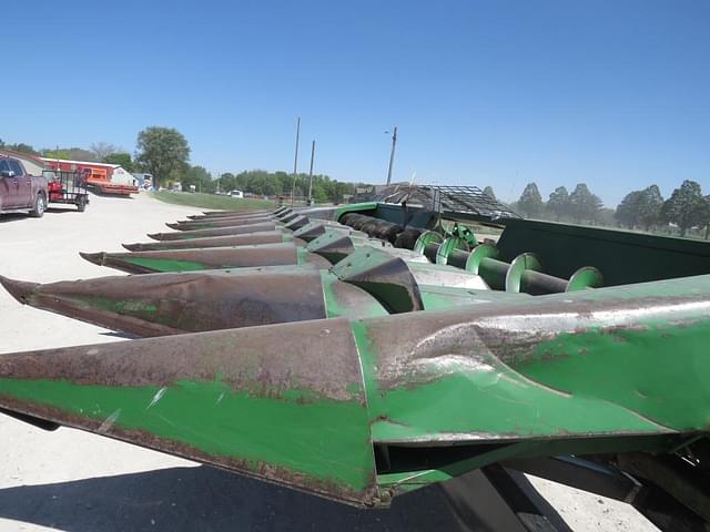 Image of John Deere 844 equipment image 2