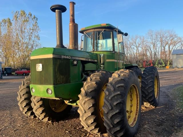 Image of John Deere 8440 equipment image 1