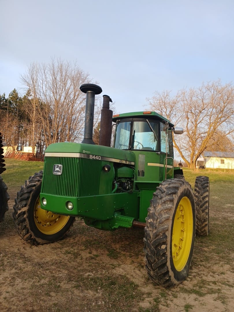 John Deere 8440 Equipment Image0