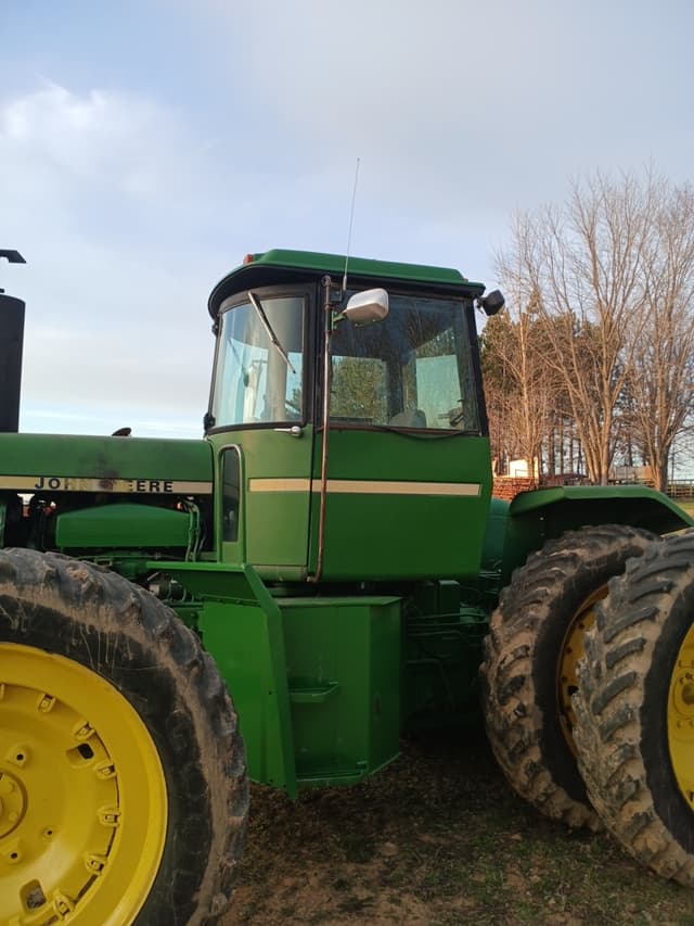 Image of John Deere 8440 equipment image 1