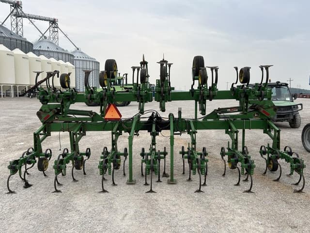 Image of John Deere 845 equipment image 3