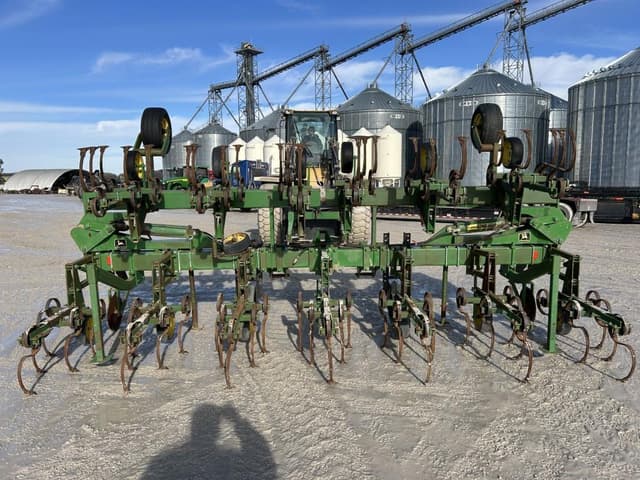 Image of John Deere 845 equipment image 1