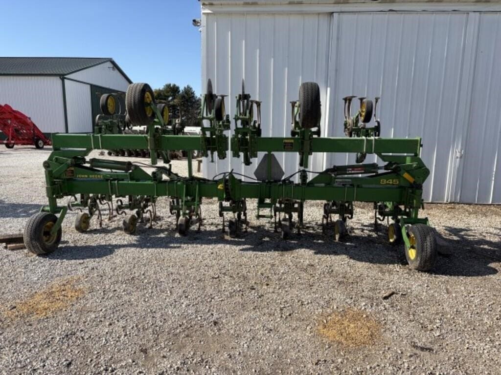 John Deere 845 Equipment Image0