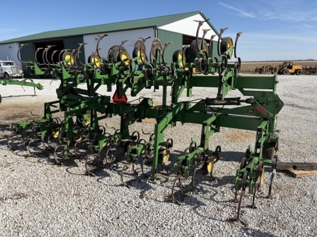 Image of John Deere 845 Image 1