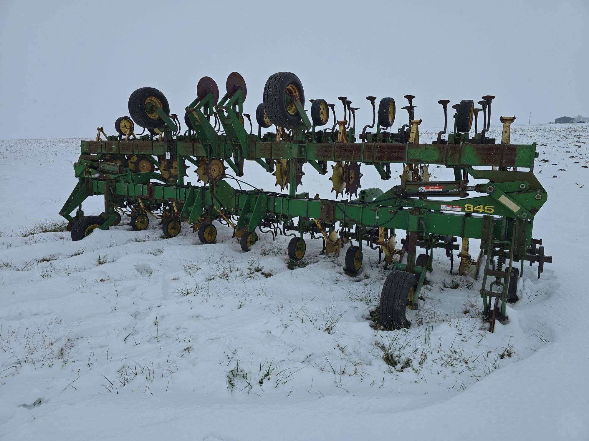 John Deere 845 Equipment Image0