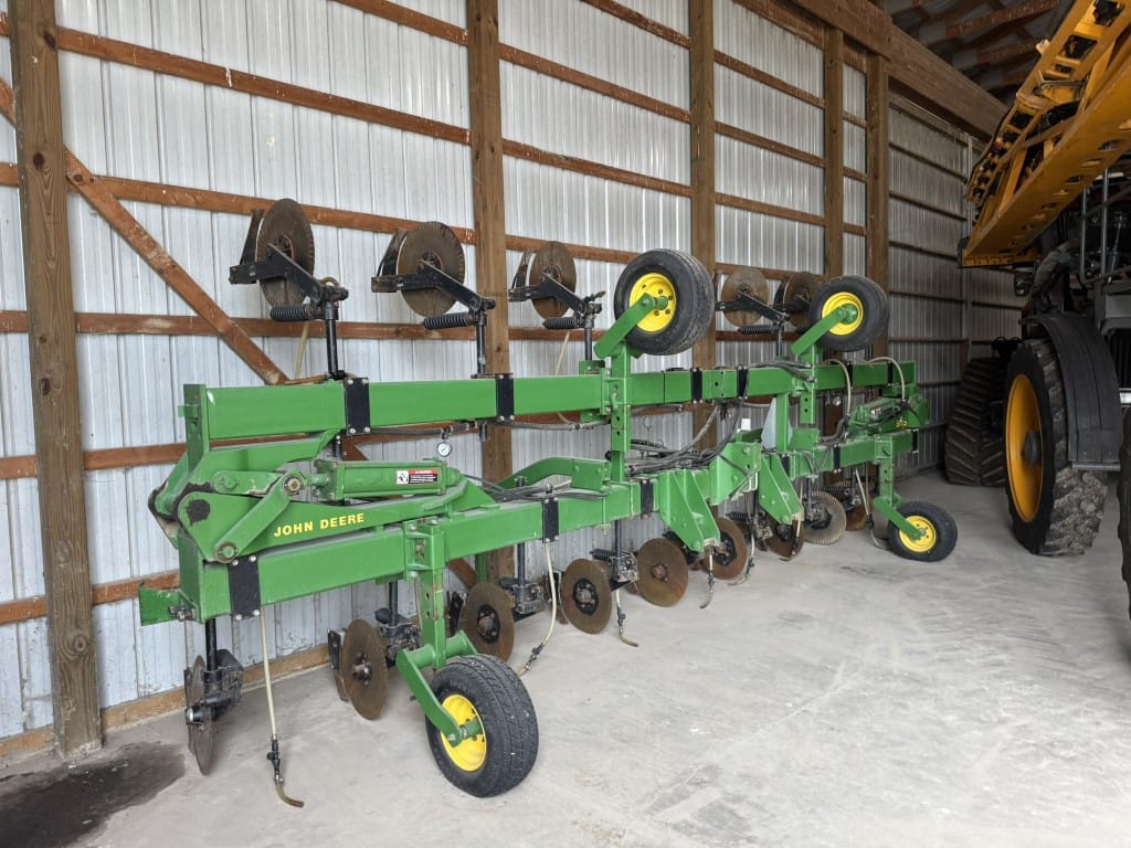 John Deere 845 Equipment Image0