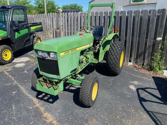 John Deere 850 Equipment Image0