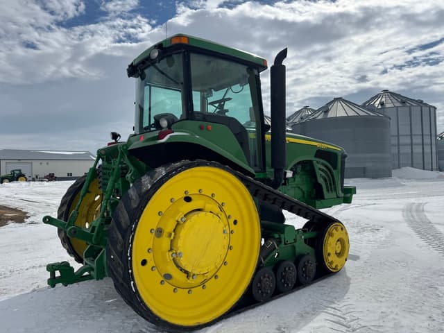 Image of John Deere 8520T equipment image 2