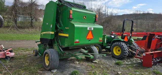Image of John Deere 854 equipment image 1