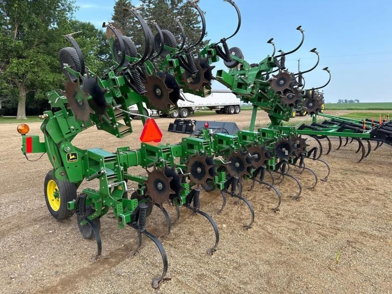 John Deere 856 Equipment Image0