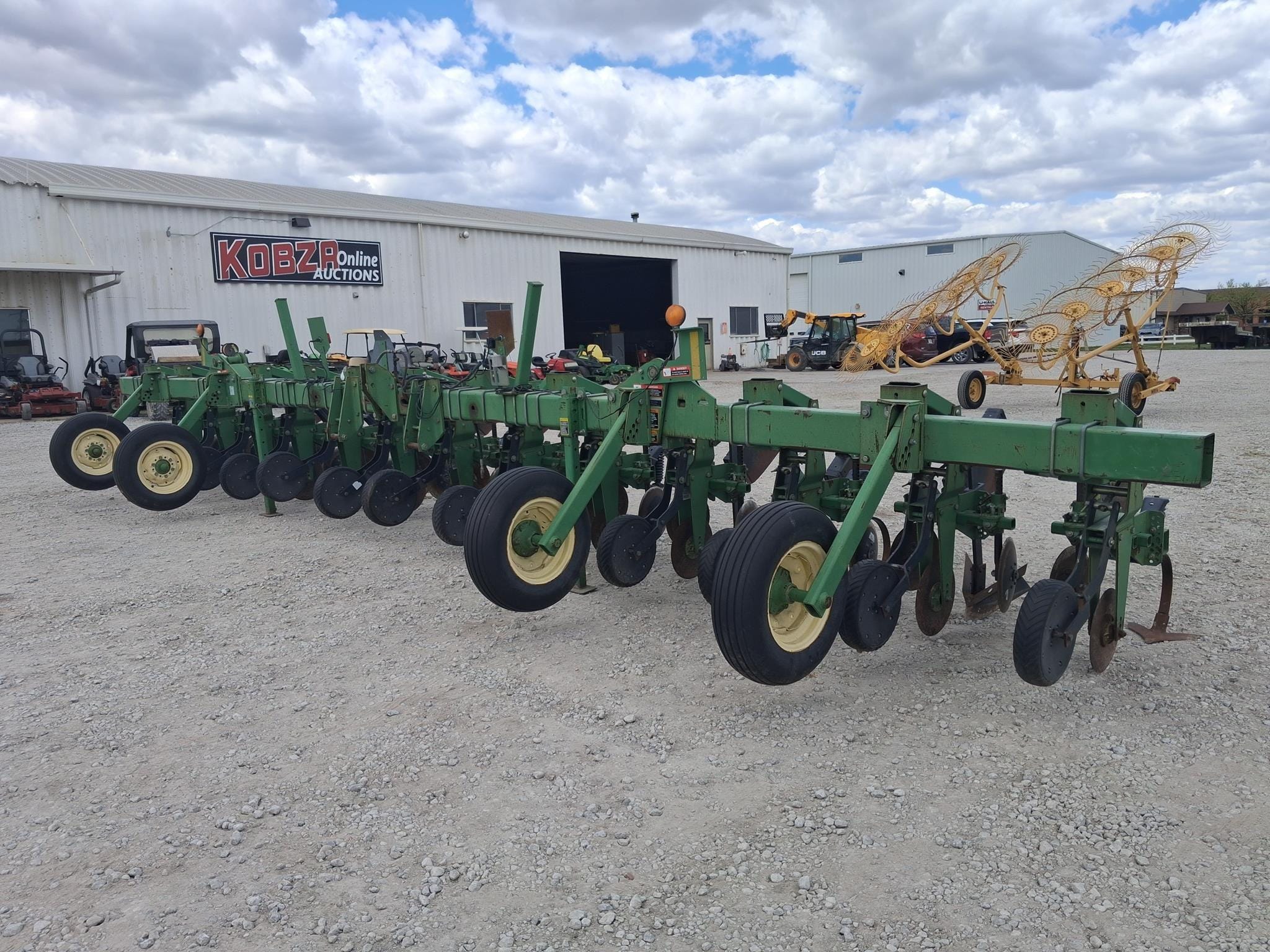 John Deere 856 Equipment Image0