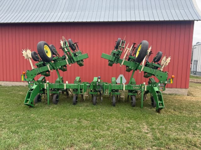 Image of John Deere 856 equipment image 1