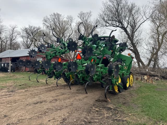 Image of John Deere 856 equipment image 2