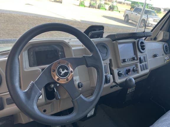 Image of John Deere XUV 865R equipment image 4