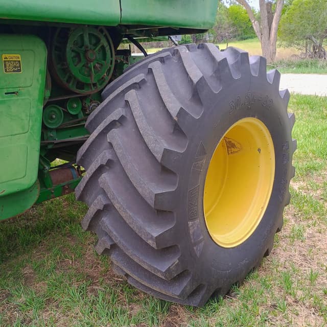 Image of John Deere 8820 Titan II equipment image 4