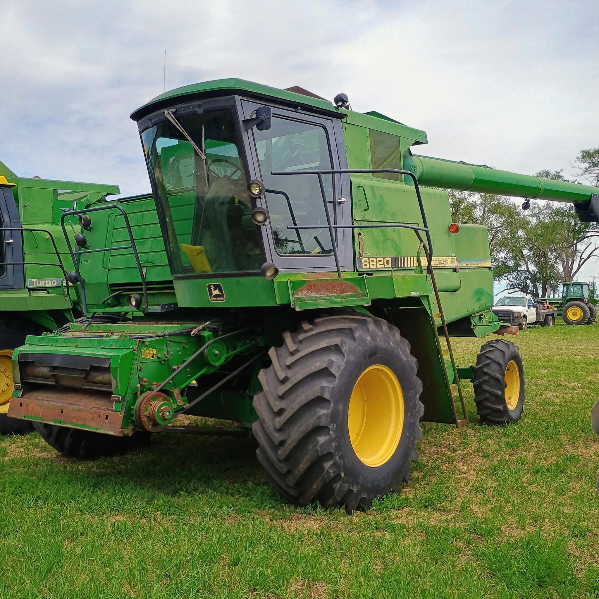 John Deere 8820 Titan II Equipment Image0