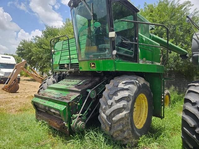 Image of John Deere 8820 equipment image 1