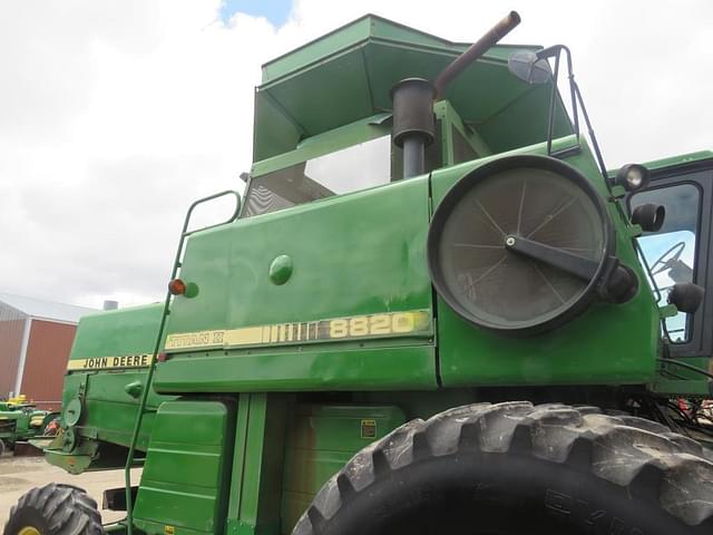 Image of John Deere 8820 Titan II equipment image 2