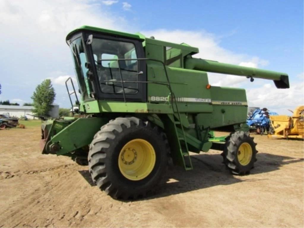 Image of John Deere 8820 Primary image