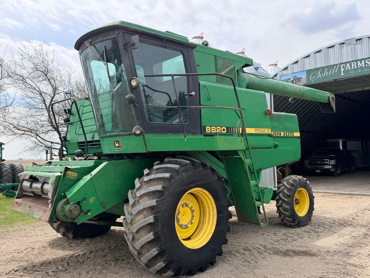 John Deere 8820 Titan II Equipment Image0