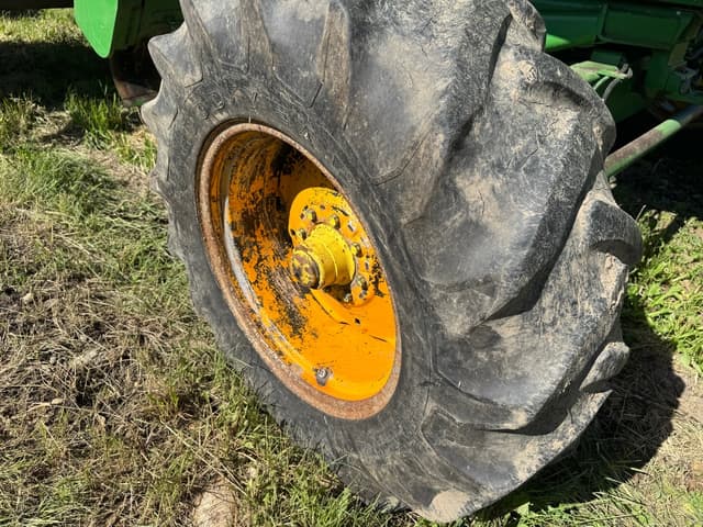 Image of John Deere 8820 Titan II equipment image 4