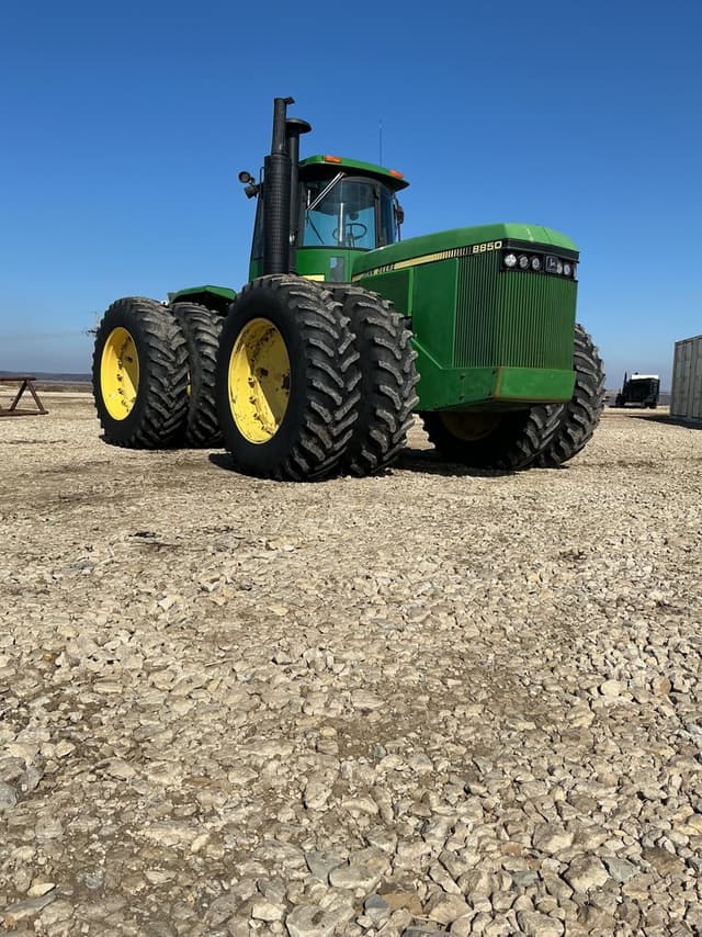Image of John Deere 8850 equipment image 1