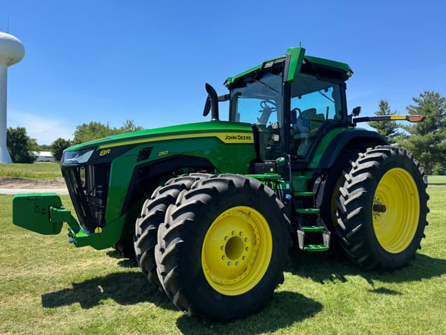 Image of John Deere 8R 250 equipment image 2