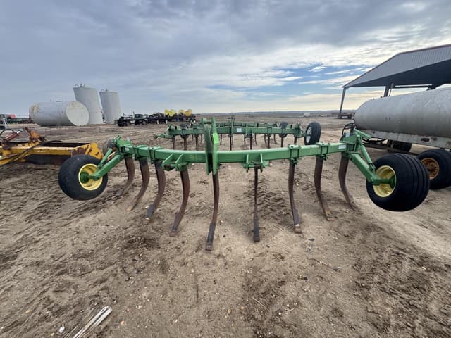 Image of John Deere 900 equipment image 1