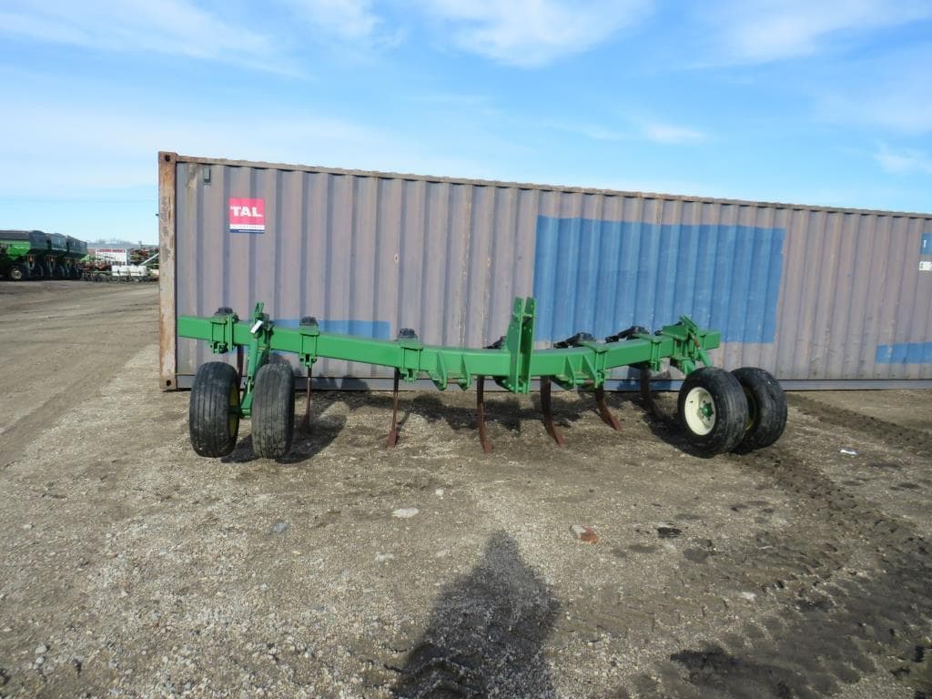 Image of John Deere 910 Image 1