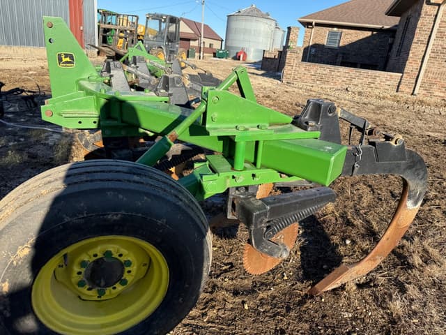 Image of John Deere 910 equipment image 3