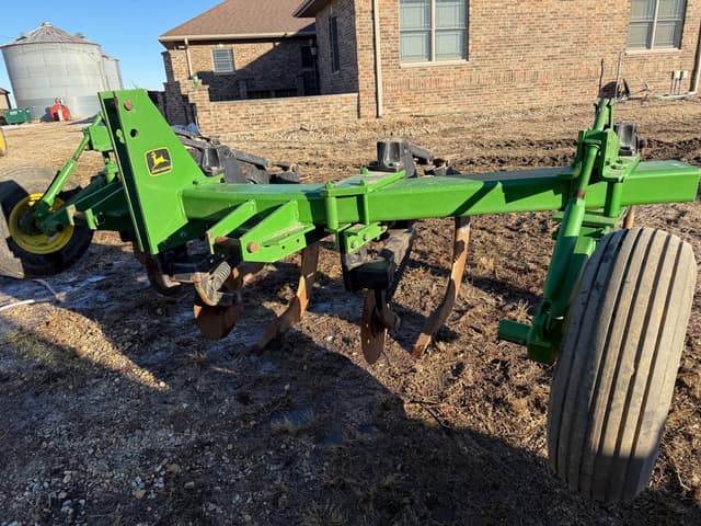 Image of John Deere 910 equipment image 4