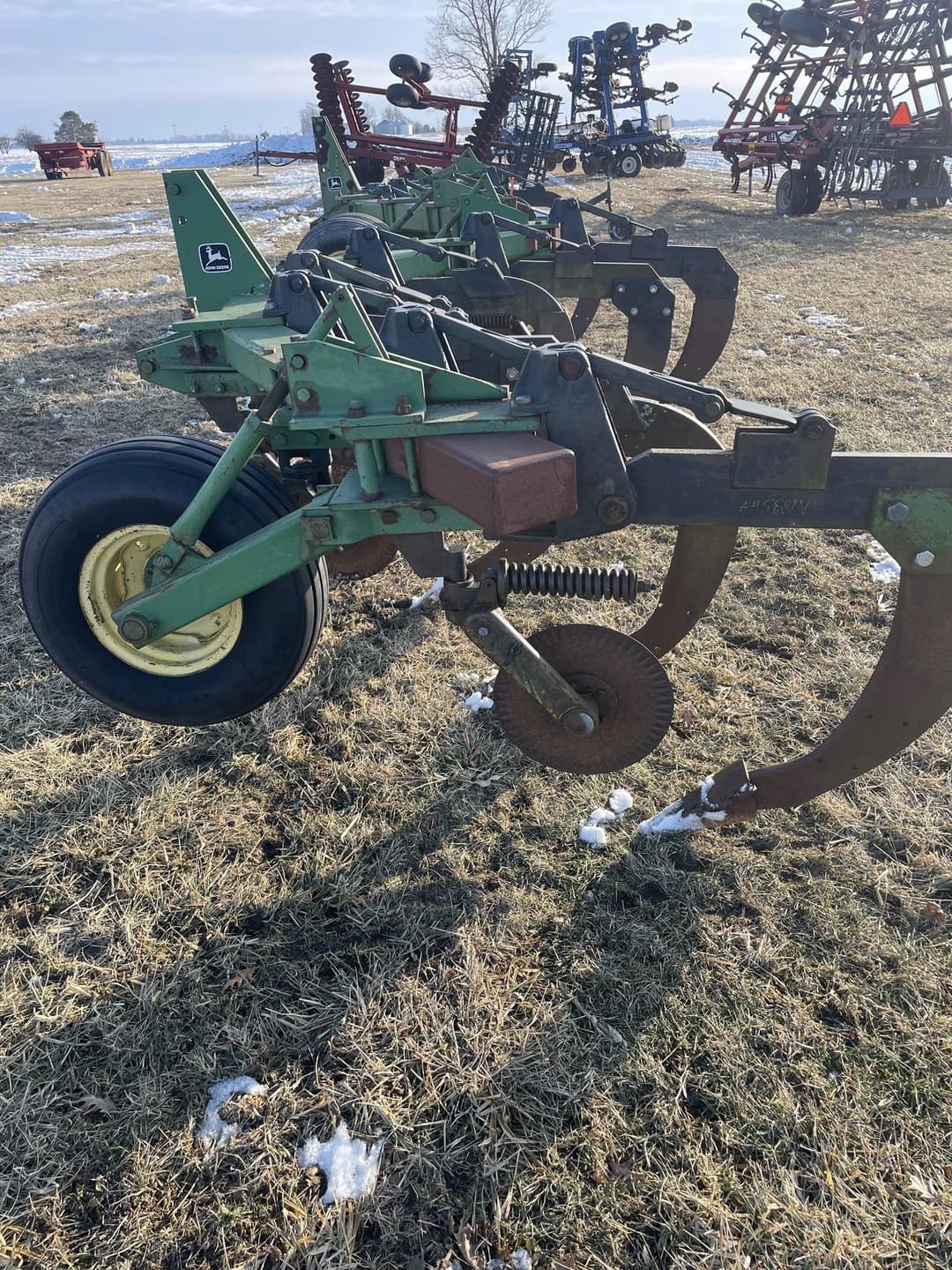 Image of John Deere 910 Image 1