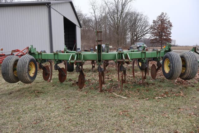 Image of John Deere 910 equipment image 2