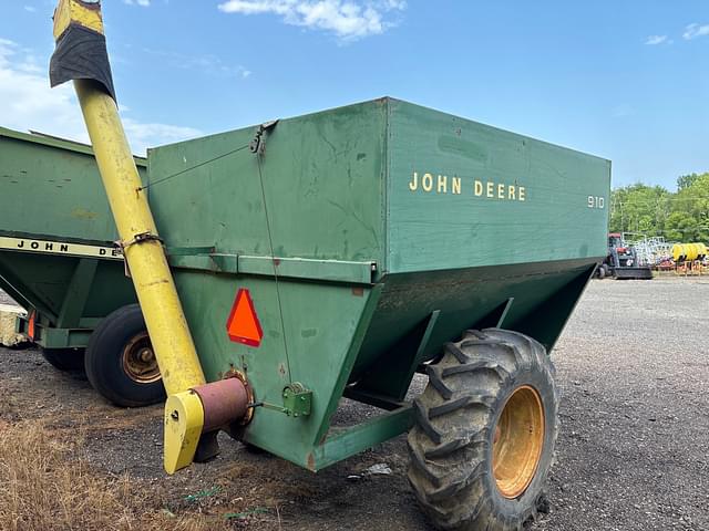 Image of John Deere 910 equipment image 1