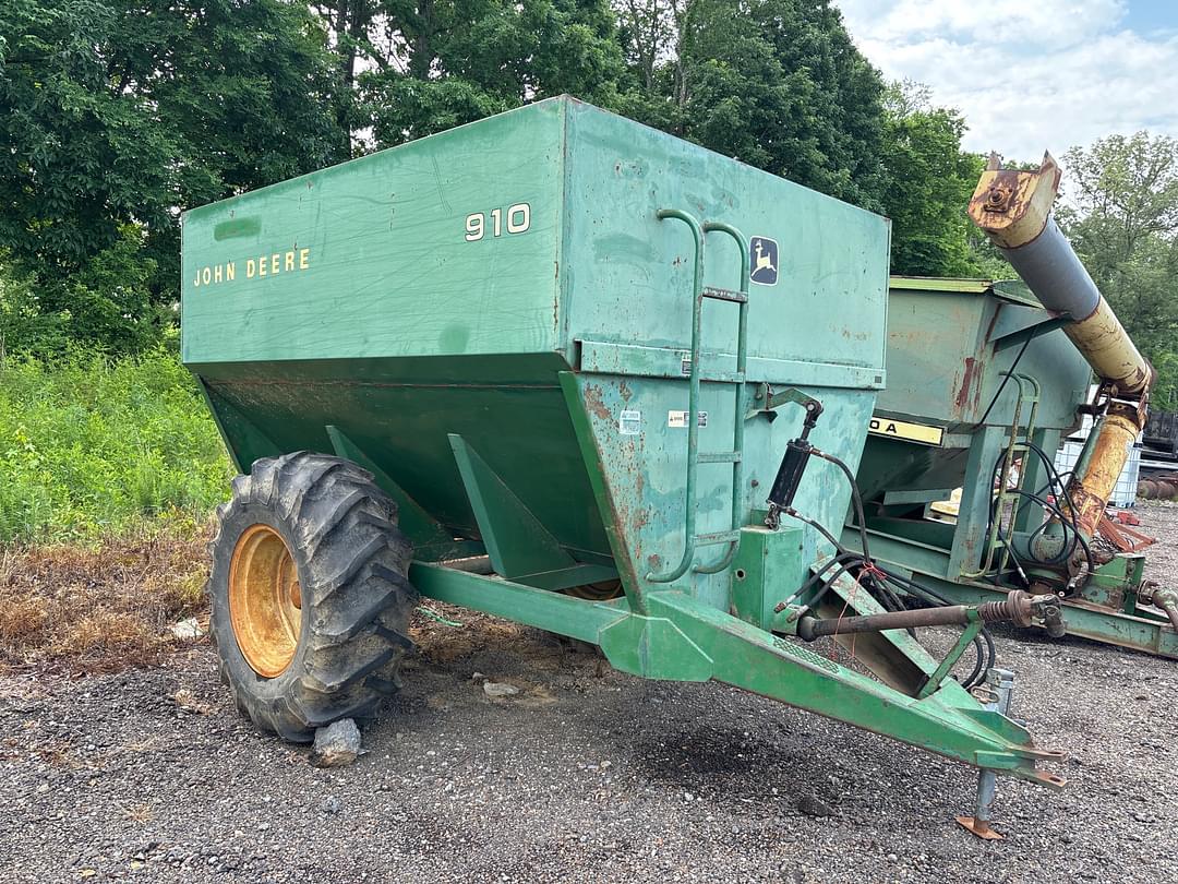 Image of John Deere 910 Primary image