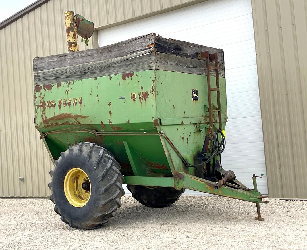 Image of John Deere 910 Primary image
