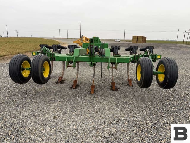 Image of John Deere 915 equipment image 1