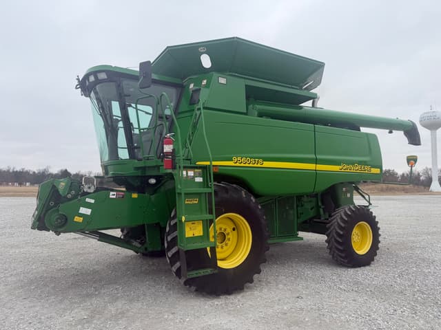 Image of John Deere 9560 equipment image 1