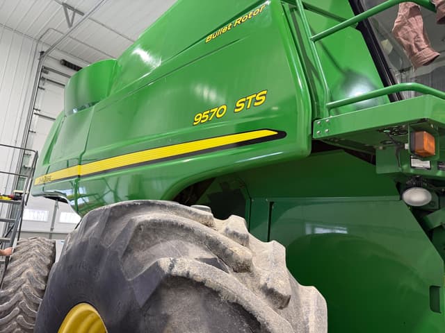 Image of John Deere 9570 STS equipment image 2