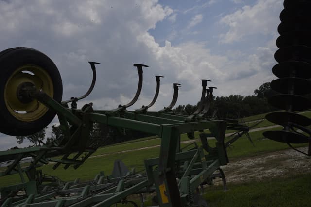 Image of John Deere 960 equipment image 1