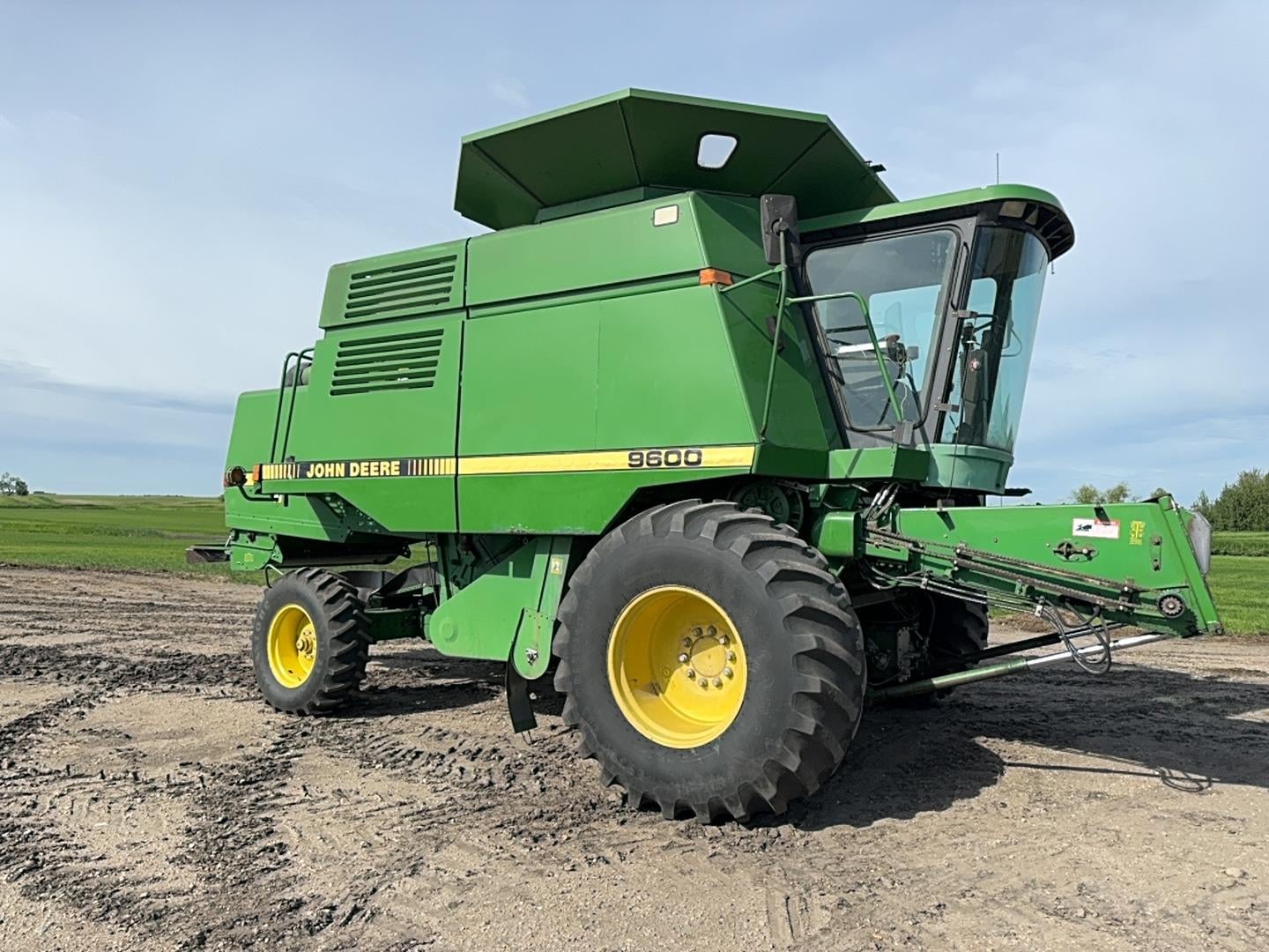 SOLD - John Deere 9600 Lot No. 1100 Combines with 7,216 Hrs | Tractor Zoom